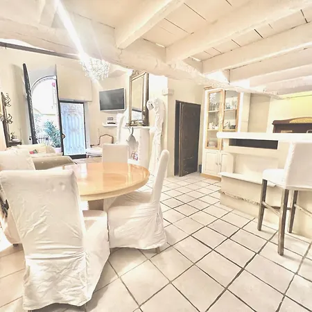 Riviera: Charming 4-room Beachside In Old Town Apartment Nice