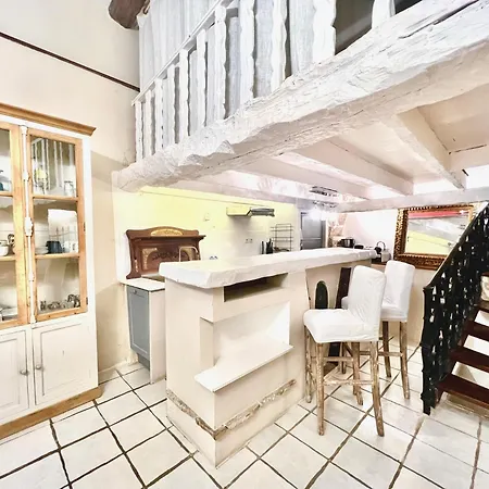 Riviera: Charming 4-room Beachside In Old Town Apartment Nice