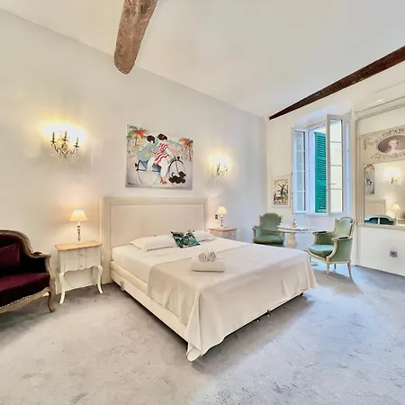 Riviera: Charming 4-room Beachside In Old Town