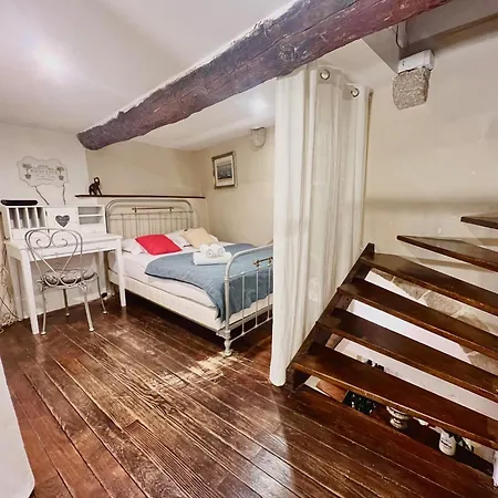 Riviera: Charming 4-room Beachside In Old Town Apartment Nice