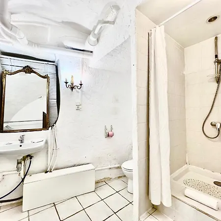 Riviera: Charming 4-room Beachside In Old Town Apartment Nice
