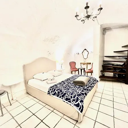 Riviera: Charming 4-room Beachside In Old Town *